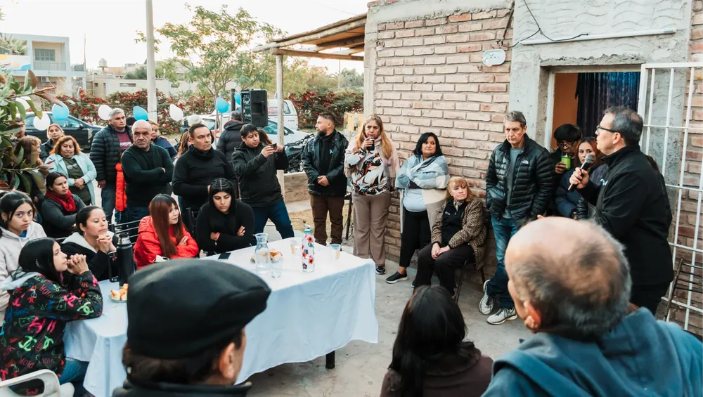 Carlos Munisaga reunido con vecinos